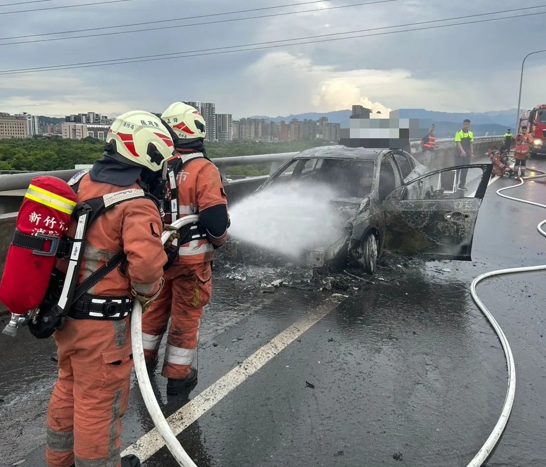 警消抢救。新竹市消防局提供