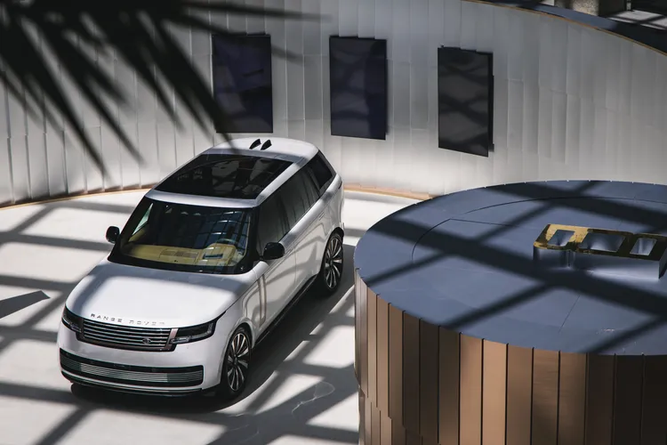 現場展出最新世代 Range Rover SV LWB 選用珍珠白特殊金屬漆結合 SV Serenity 外內觀專屬套件，外觀飾條以科林斯青銅色為主題結合緞銀色與亞特拉斯銀色進行點綴。業者提供