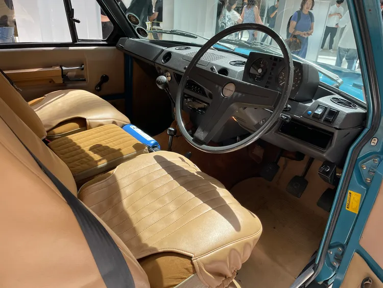 純機械結構打造，古樸又不失豪華質感的車艙，道出Range Rover融合越野冒險與典雅風情的品牌初衷。林浩昇攝