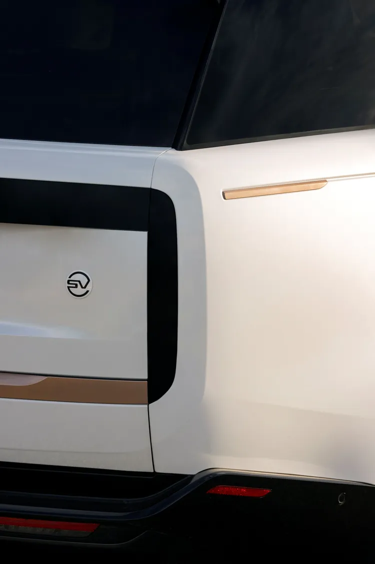 車尾品牌徽飾與車內中央排檔座和啟動鍵外環皆採亮白色陶瓷製成，打造 SV 專屬現代奢華風格。業者提供