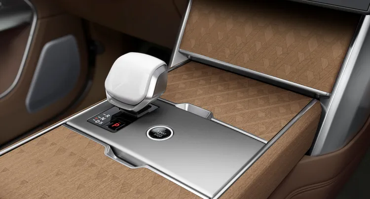 車室採香芹籽棕真皮內裝包覆，前座為香芹籽棕色 Near-Aniline leather 近苯胺真皮座椅，與後座採特殊雙色調設計。業者提供