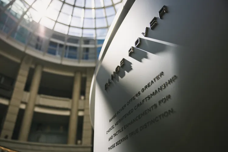 「RANGE ROVER SHOWCASE」自 2025 年 8 月 15 日（五）起至 8 月 24 日（日）止，於 Bellavita 寶麗廣場 1F 中庭採全預約制參觀體驗。業者提供