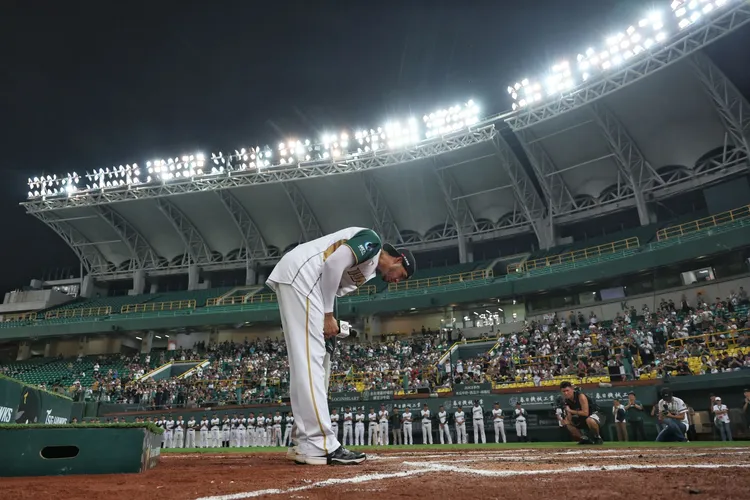 台鋼雄鷹主場觀眾人數增加，全壘打領先聯盟的外籍洋將「魔鷹」，很受粉絲歡迎。台鋼雄鷹提供