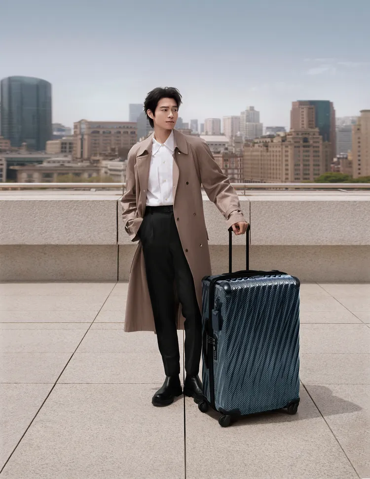 魏大勛搶先演繹19 Degree Lite系列秋冬新色鋪石藍。品牌提供