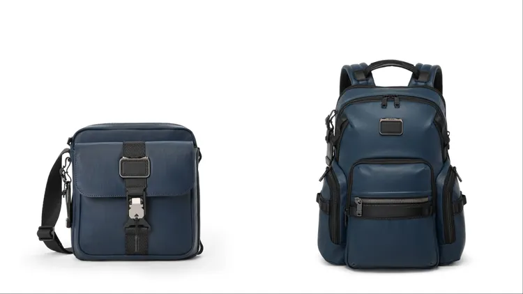 TUMI Alpha Bravo系列Junior海軍藍塗層帆布斜背包（左）1萬2800元、Alpha Bravo系列Navigation海軍藍塗層帆布雙肩包（右）2萬3800元。品牌提供