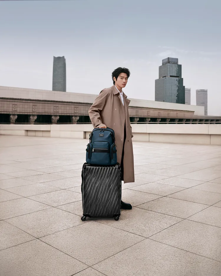 19 Degree Lite系列硬殼行李箱、Alpha Bravo系列包款，陪伴魏大勛走遍各地。品牌提供