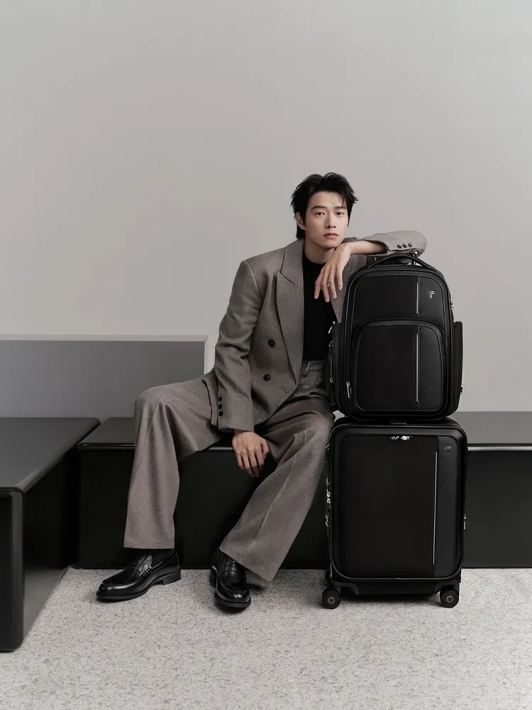 魏大勛以灰色西裝出境形象照，帥度再升級。品牌提供