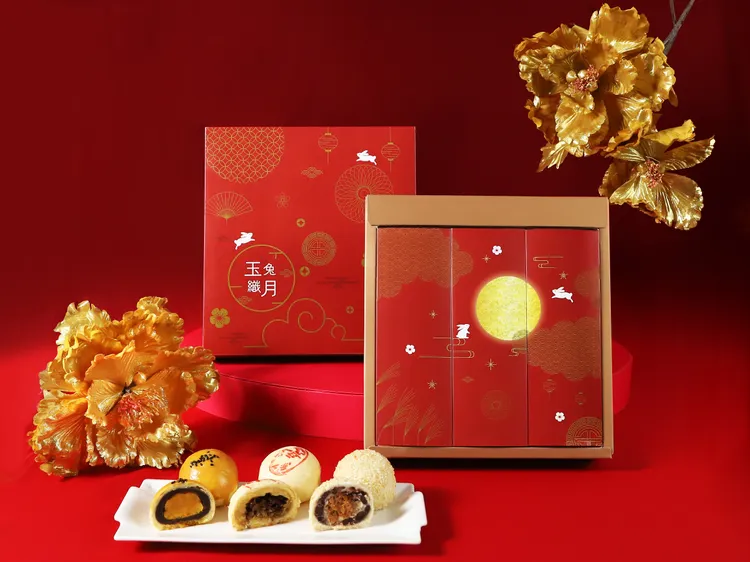 昇恆昌監製「玉兔織月禮盒」，收錄椒麻綠豆椪、蛋黃酥與3Q餅三款人氣月餅，一盒囊括鹹甜風味與創新口感。售價650元。業者提供