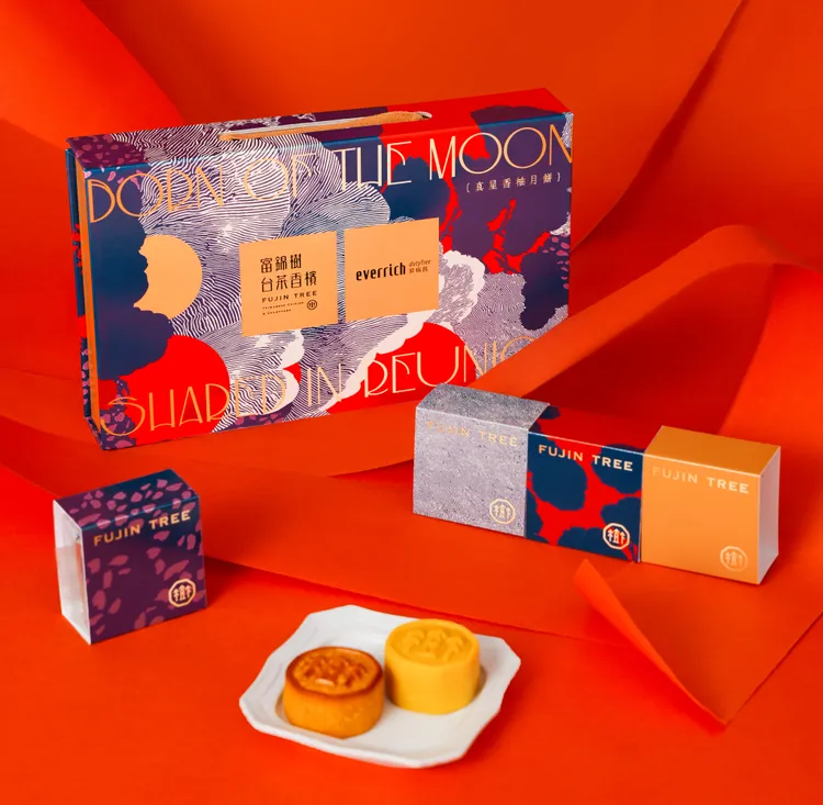 昇恆昌攜手獲米其林推薦的富錦樹台菜香檳推出「真星香柚月餅禮盒」。內含經典濃郁的奶黃流心月餅，及獨家的蜂蜜香柚口味。售價1220元。業者提供