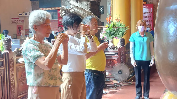 林岱樺18日與媽媽一起到鳳山天公廟祈福拜拜，強調她清清白白，會繼續為民服務，為高雄打拚。凃建豐攝