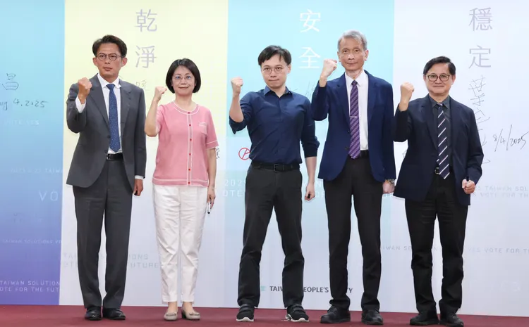 民眾黨團提出核三延役公投，正方代表民眾黨立院黨團總召黃國昌、國民黨立委翁曉玲、核能流言終結者創辦人黃士修、清大教授葉宗洸、和碩董事長童子賢。莊宗達攝