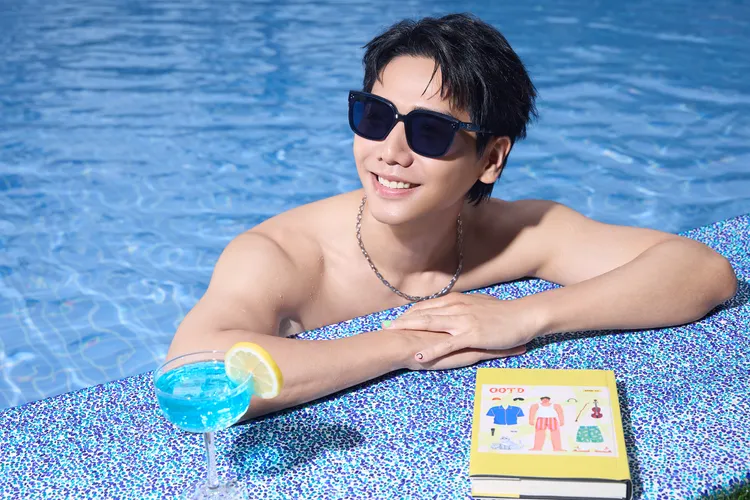 蔡旻佑以輕快節奏與色彩營造一場「視覺戀愛」。人見人愛娛樂提供