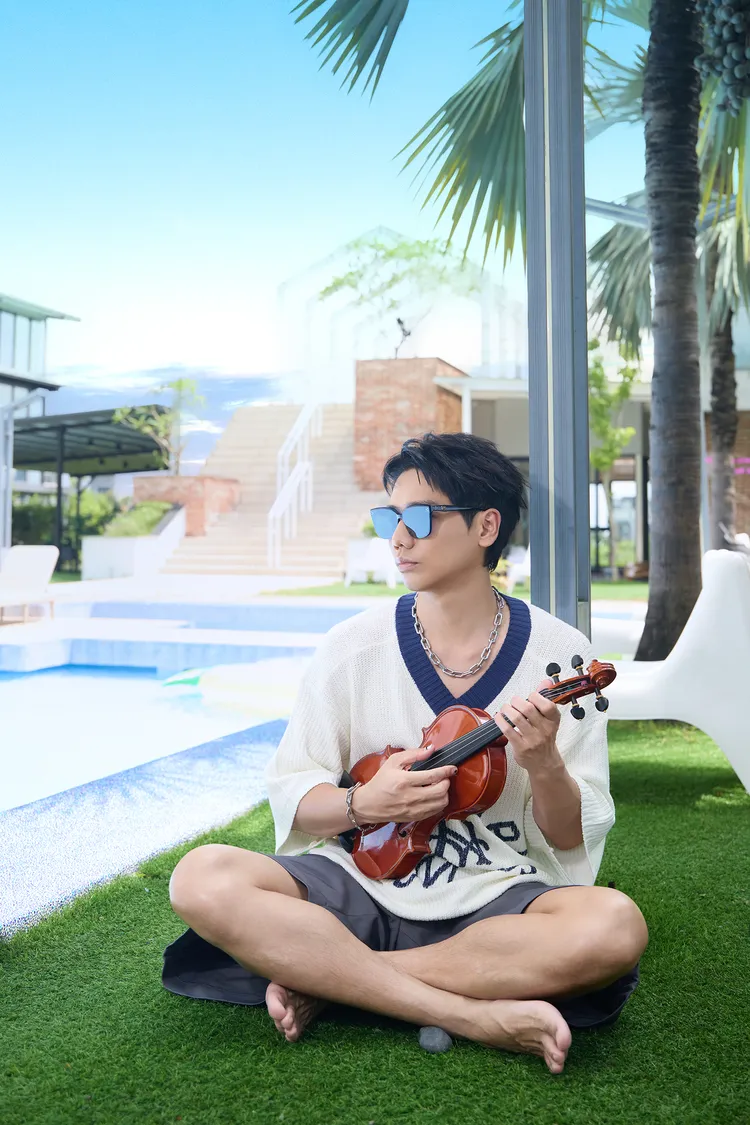 蔡旻佑不忘展現小提琴才華。人見人愛娛樂提供