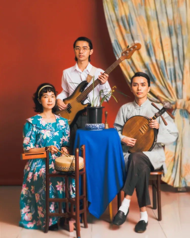 百合花全台小巡迴9月開跑，化身長輩復古照重返台灣早期社會。自來有限公司提供