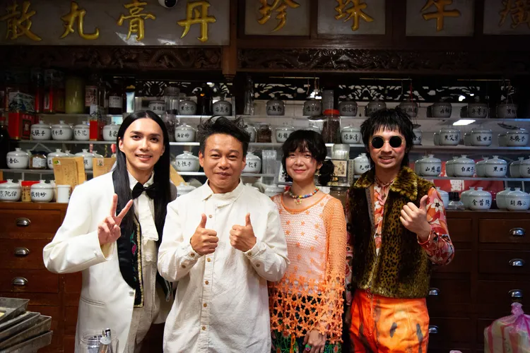 李康生拍片時，主動提出「請給我一個搖滾髮型」。自來有限公司提供