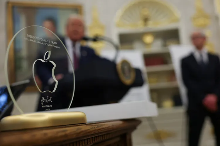 蘋果執行長庫克（右）致贈美國總統川普（左）24K金獎座。路透社