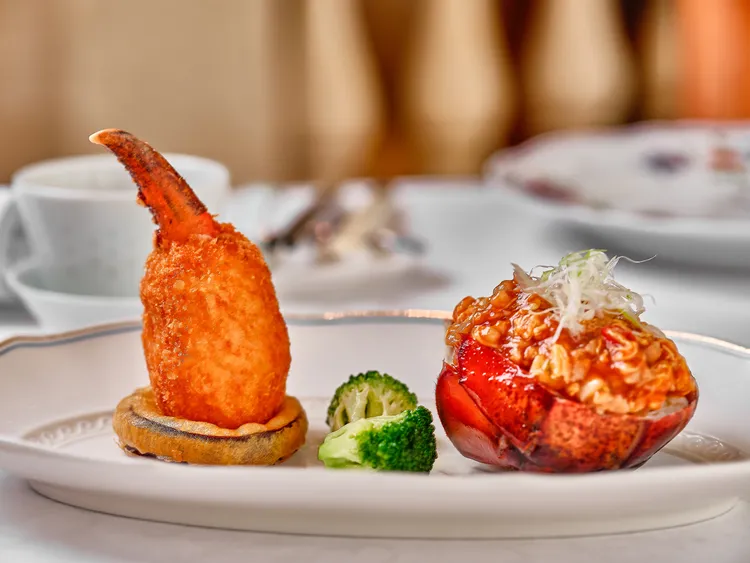 港灣壹號鎮店招牌「椒鹽百花龍蝦鉗拌無錫汁燴波士頓龍蝦」。台北君悅酒店提供