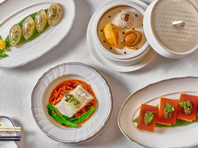 章師傅力獻水晶皮蛋子薑、鮮花椒蟲草花蒸龍躉柳、精緻港式點心。台北君悅酒店提供