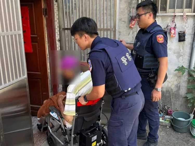 警員送老翁平安回家。平鎮警分局提供