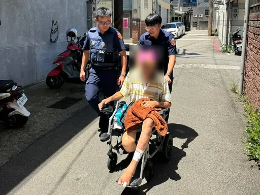 7旬老翁電動輪椅拋錨路中 平鎮警援助護送回家