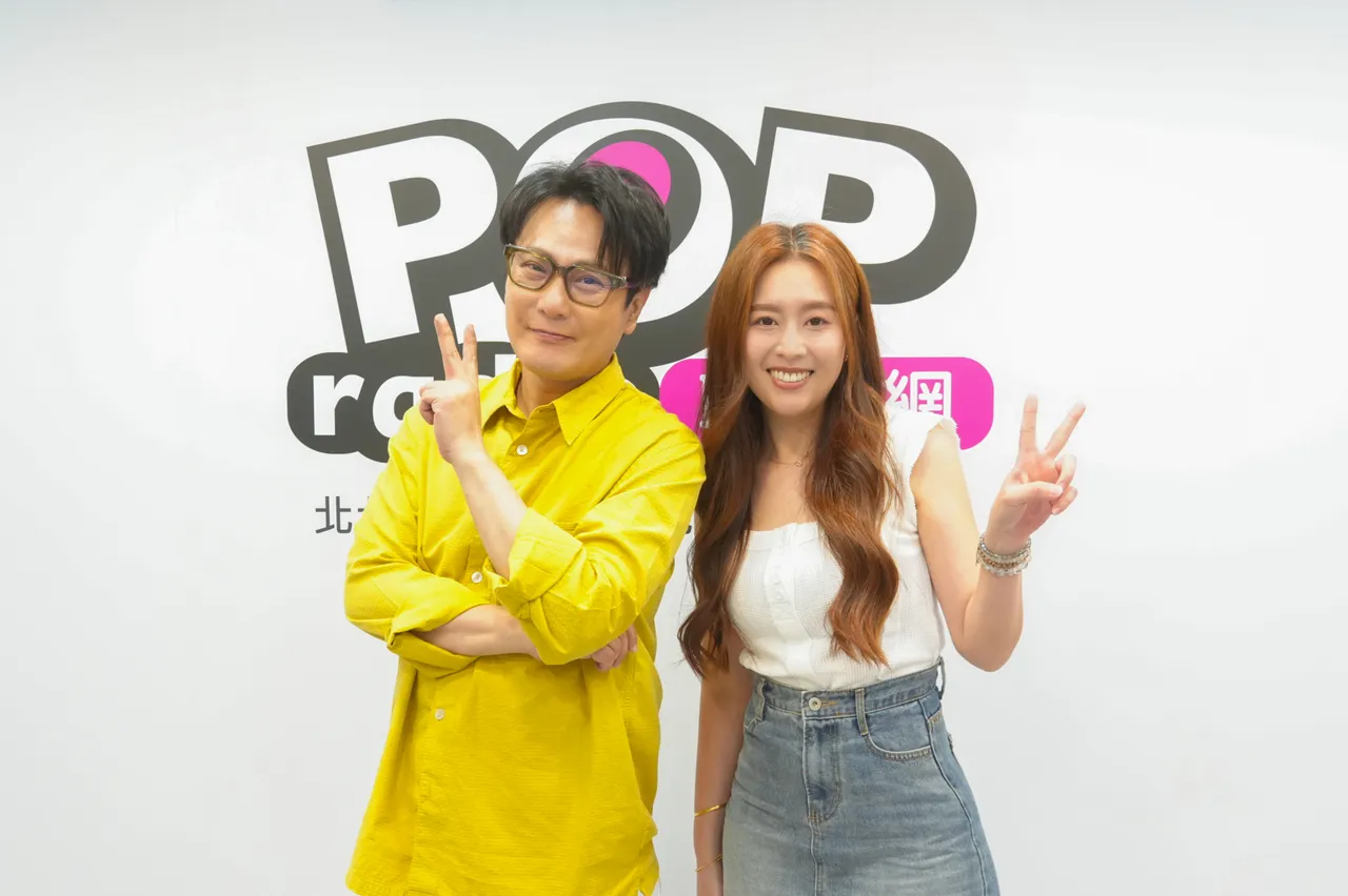 张信哲(左)与主持人Emily。POP Radio提供