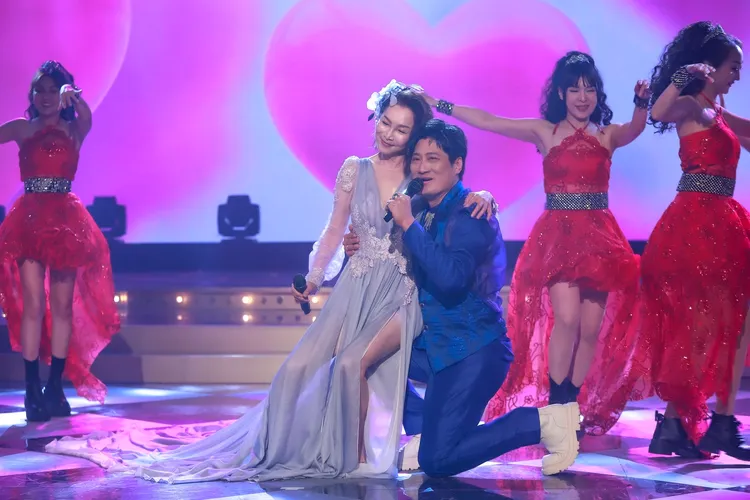 楊哲（右）單膝跪下，讓張瓊姿坐他大腿上。民視提供