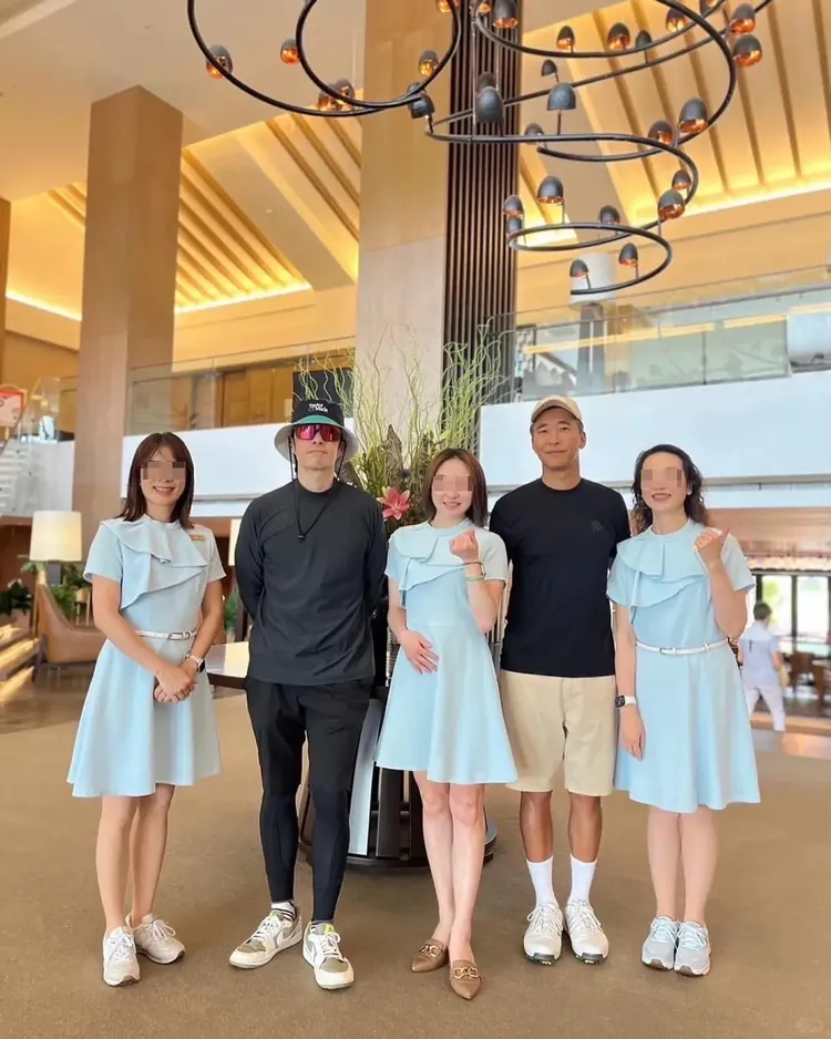 黃立行（右二）去年和吳建豪（左二）打高爾夫球，冒出白髮模樣被說變得慈祥。翻攝吳建豪_VanVan軌跡線小紅書