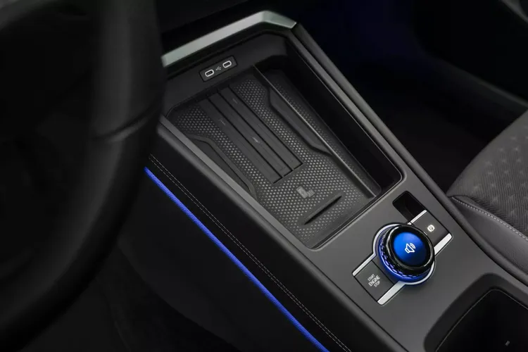 鞍座上也跟隨Tiguan新增了中央智慧旋鈕。原廠照片