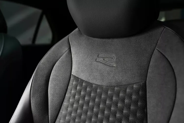 座椅造型與材質均有不小升級，駕駛座也提供按摩功能。原廠照片