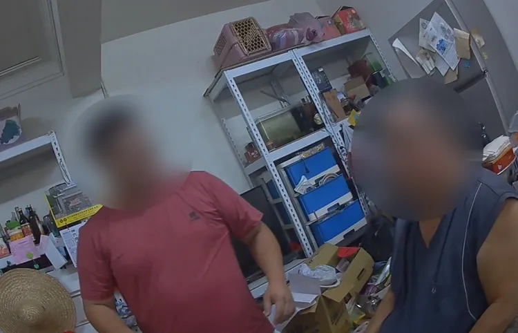 詹兒報警求助，警趕抵協助攙扶詹父坐回輪椅。翻攝畫面