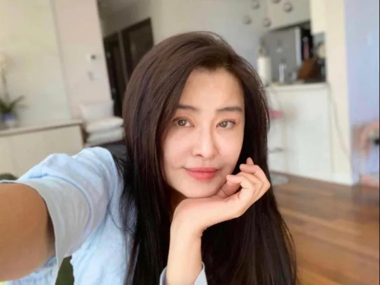 薔薔和郭靜純到王祖賢的艾灸館消費，捕獲她的近照。翻攝郭靜純臉書