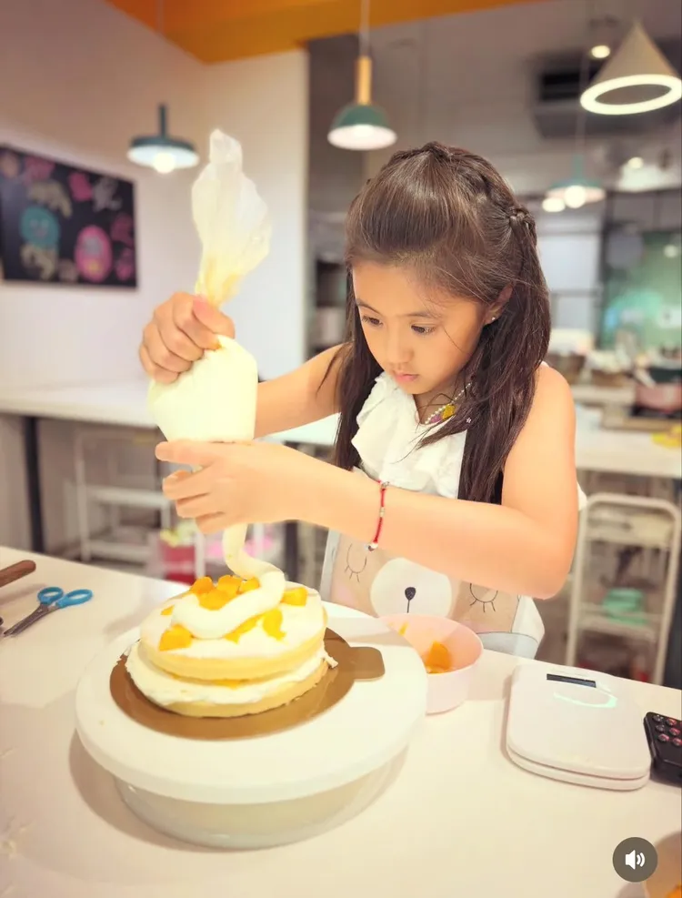 咘咘達成自己做生日蛋糕的願望。翻攝自賈靜雯IG