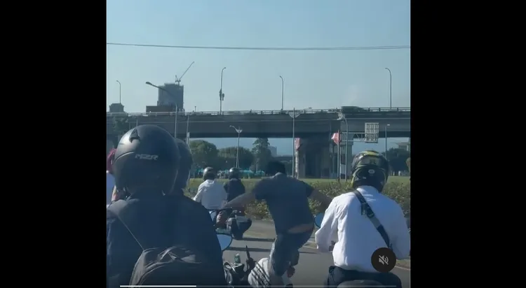 3惡煞對騎士拳打腳踢。翻攝自pisces_03_18