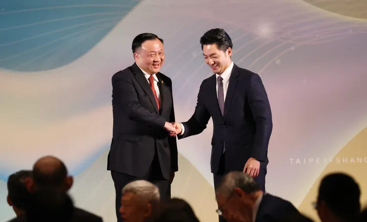 2024雙城論壇於台北市舉辦，今年則輪換上海市／圖為蔣萬安（右）、上海市副市長華源（左）昔日合影。莊宗達攝