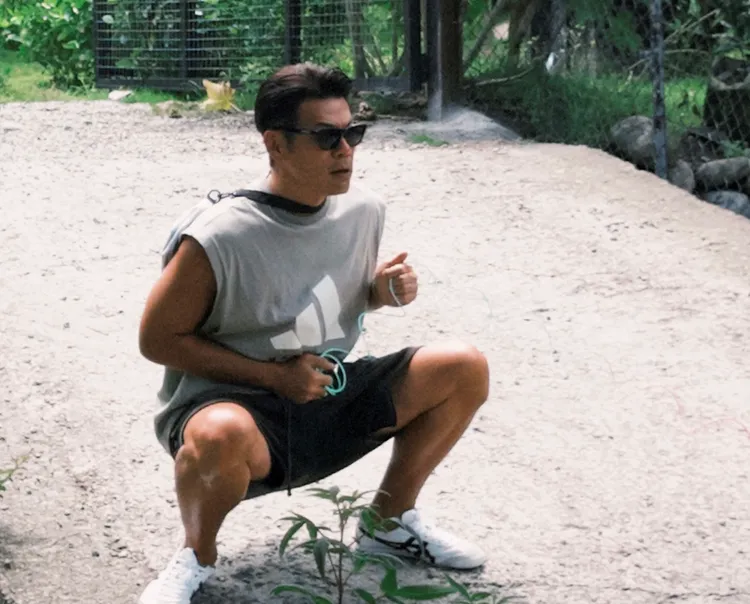 陳志強玩遊戲，上演戲劇式情境。中視提供