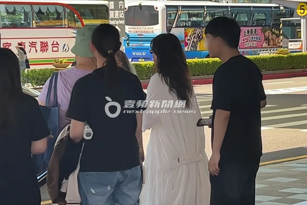 张韶涵公事公办地和粉丝合影留念。特勤中心摄