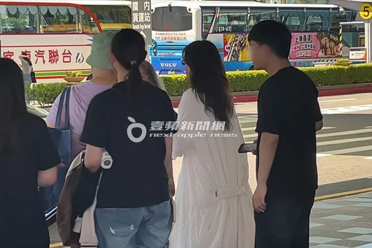 張韶涵公事公辦地和粉絲合影留念。特勤中心攝