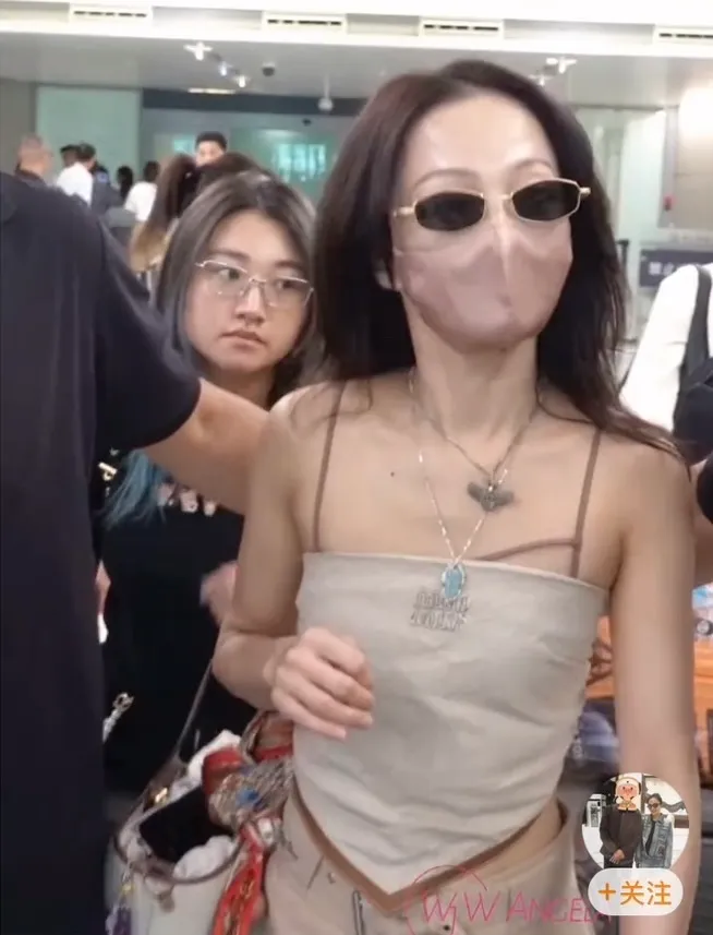 張韶涵一降落上海虹橋機場便脫去外衣，小露香肩美背和蠻腰。翻攝微博