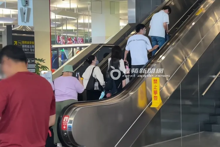 張韶涵粉絲愛相隨，一路跟著她上樓。特勤中心攝