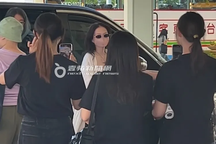 一大早就有粉絲在松山機場等候。特勤中心攝