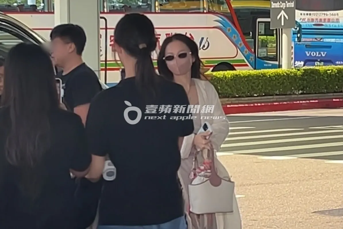 张韶涵下车后越过粉丝走进机场。特勤中心摄