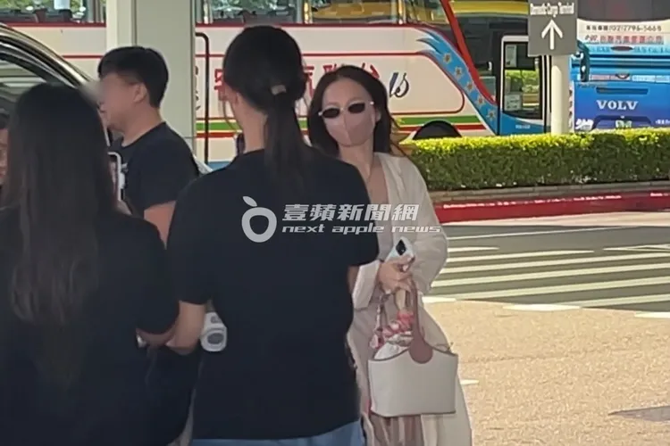 張韶涵下車後越過粉絲走進機場。特勤中心攝