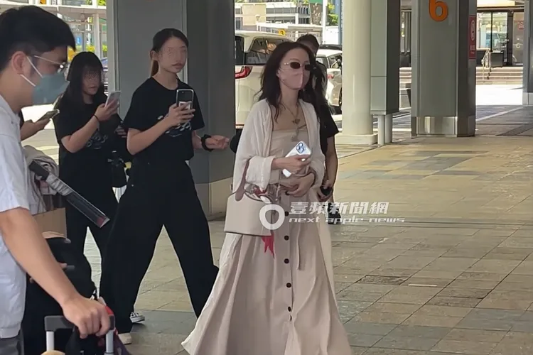 張韶涵當天穿著淡雅飄逸，身穿肚兜背心罩著薄紗長外套，手拎一個名牌包。特勤中心攝