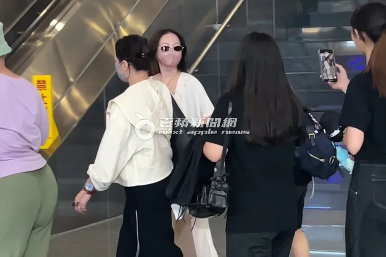 張韶涵一直被拍，回頭看了粉絲鏡頭念念有詞。特勤中心攝