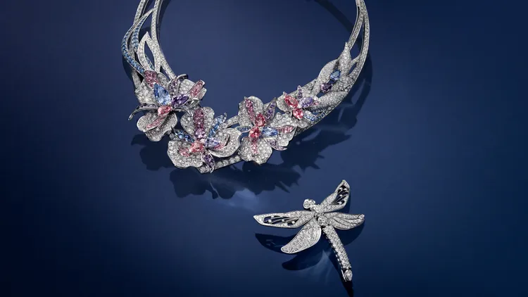 Fairy Iris 18K白金項鍊與胸針。品牌提供