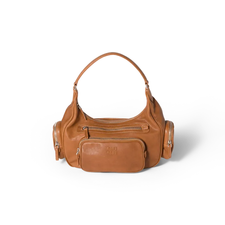 Miu Miu Pocket皮革肩背包，14萬元。品牌提供