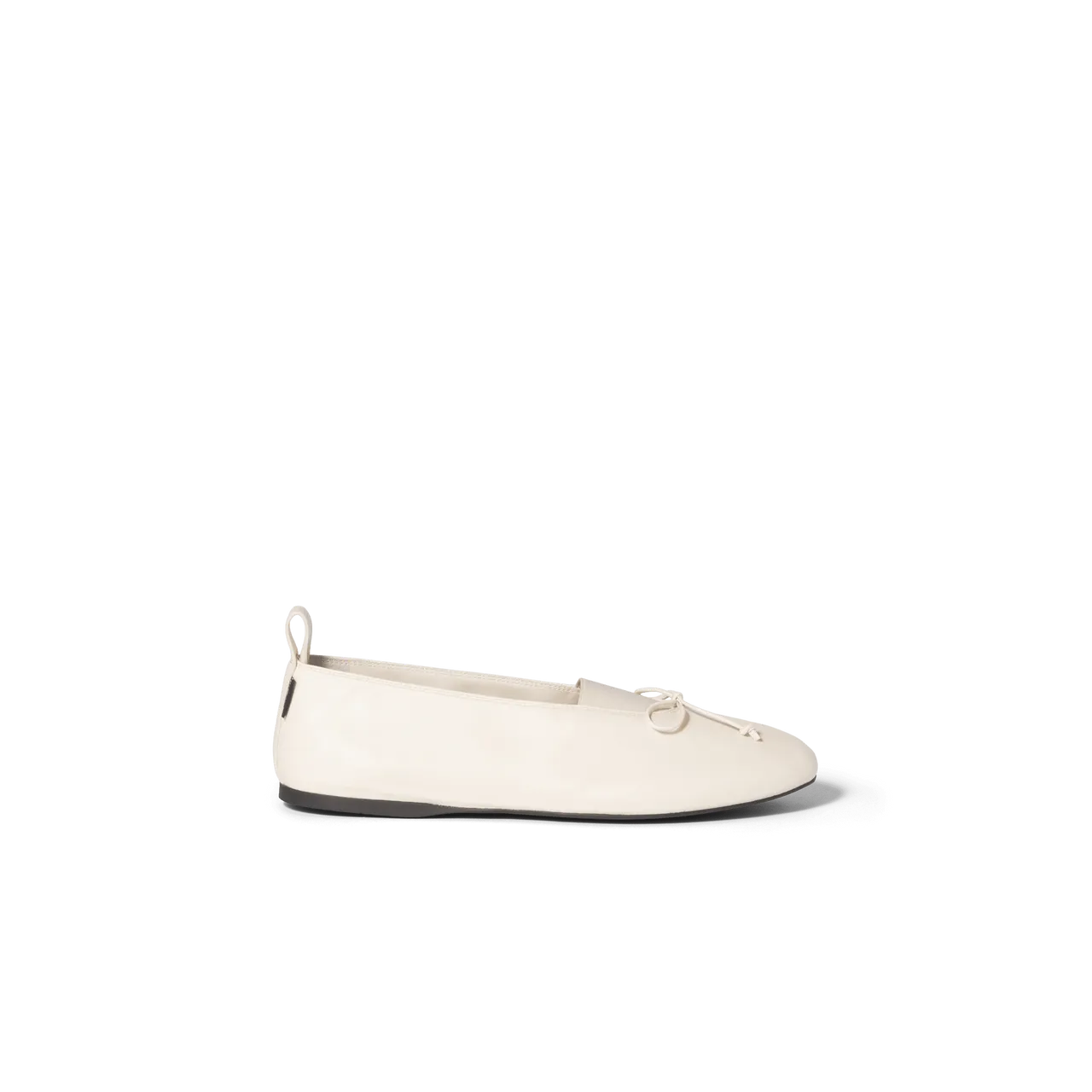 Miu Miu皮革平底鞋,3萬6000元。品牌提供