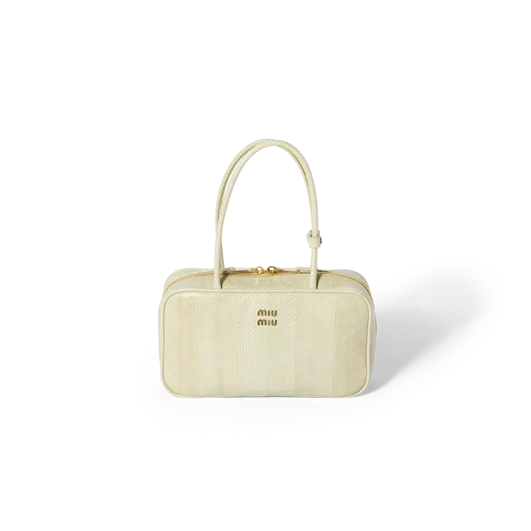 Miu Miu Beau皮革肩背包，18萬元。品牌提供