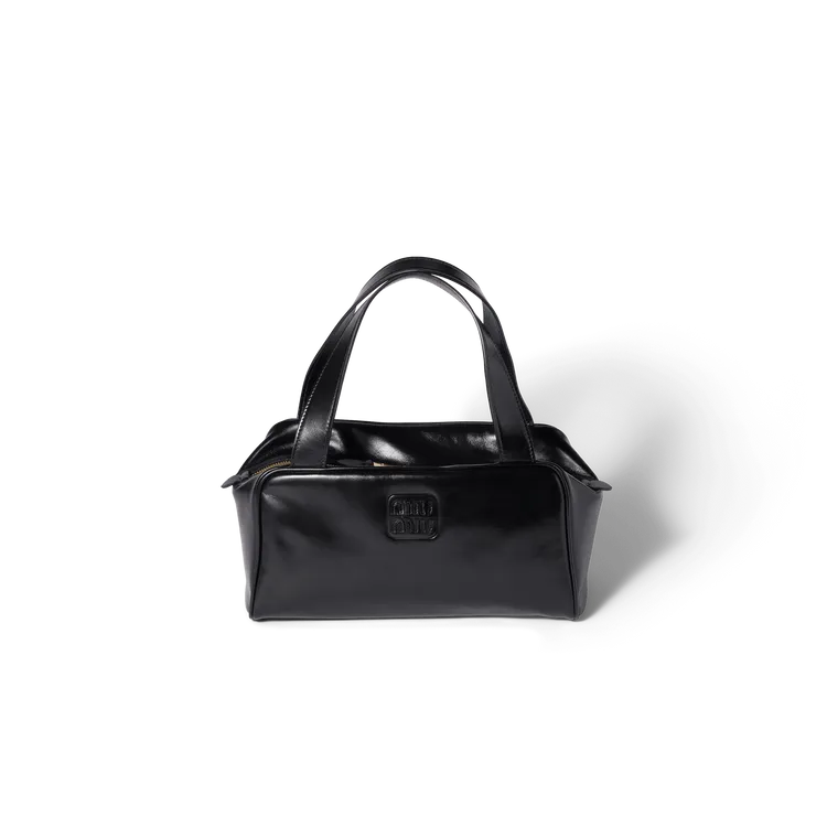 Miu Miu皮革肩背包，9萬9000元。品牌提供