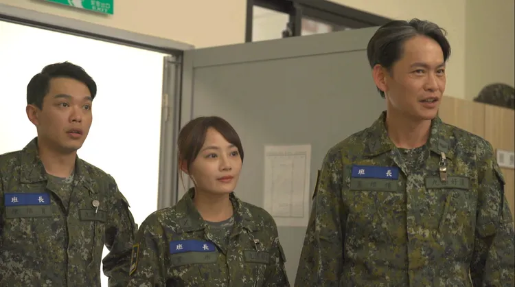 班長陳樞育（左起）、雲朵姐姐、黃鐙輝，十分關心星兵狀況。台視提供